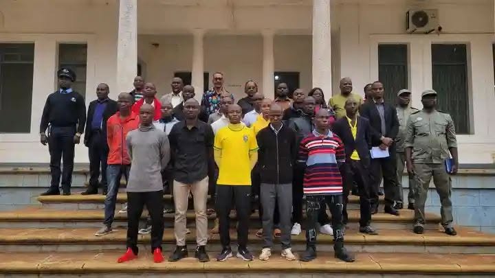 GOVERNO DISTRITAL DE ALTO MOLÓCUÈ DESPEDE 17 MANCEBOS QUE SEGUEM PARA A VIDA MILITAR.