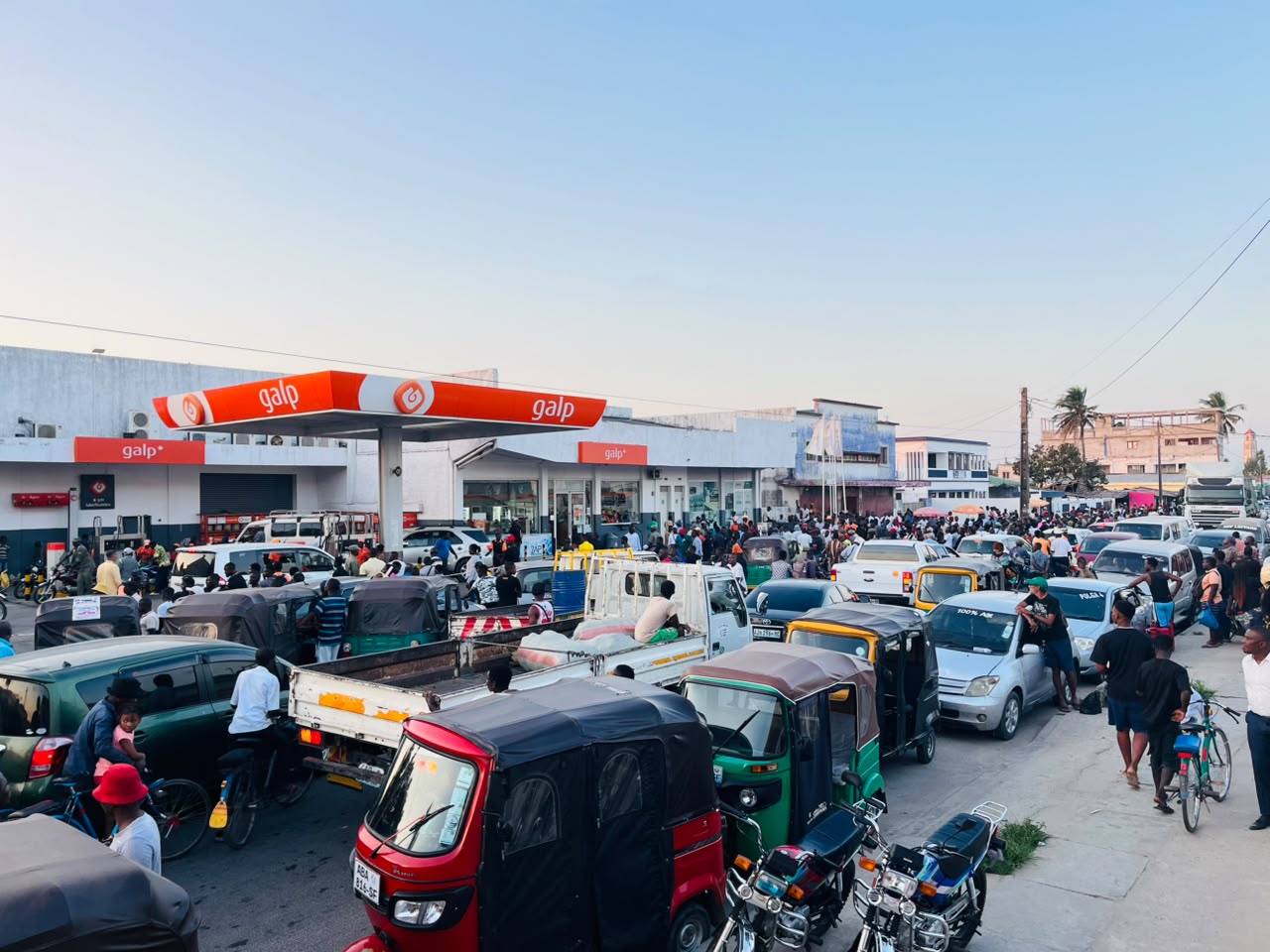 ⛽ FILAS E ENCHENTES NAS BOMBAS AGRAVAM CRISE DE COMBUSTÍVEL EM QUELIMANE