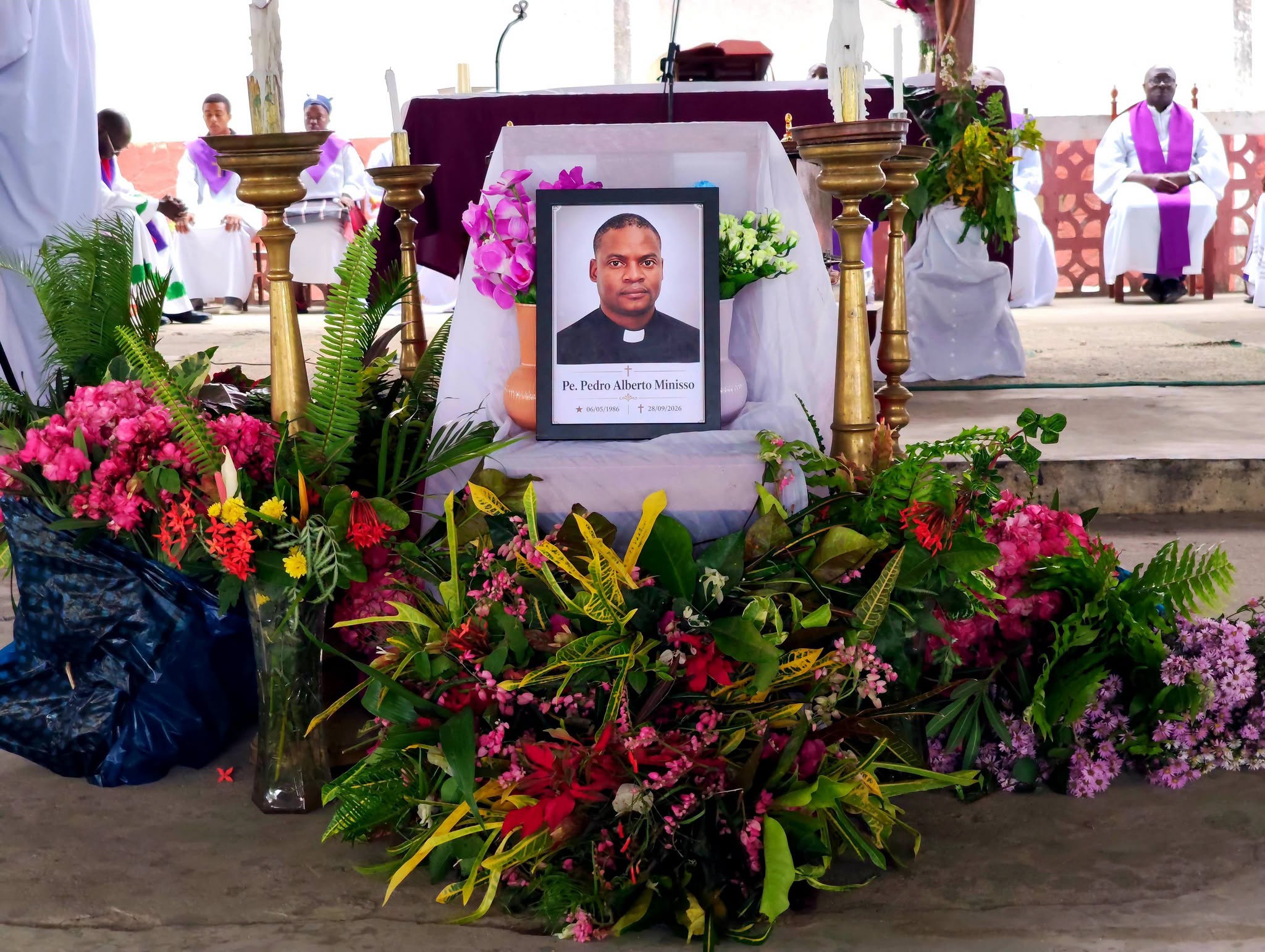 ADMINISTRADORA DE MOCUBA PARTICIPA NAS CERIMÓNIAS FÚNEBRES DO PADRE PEDRO ALBERTO MINISSO