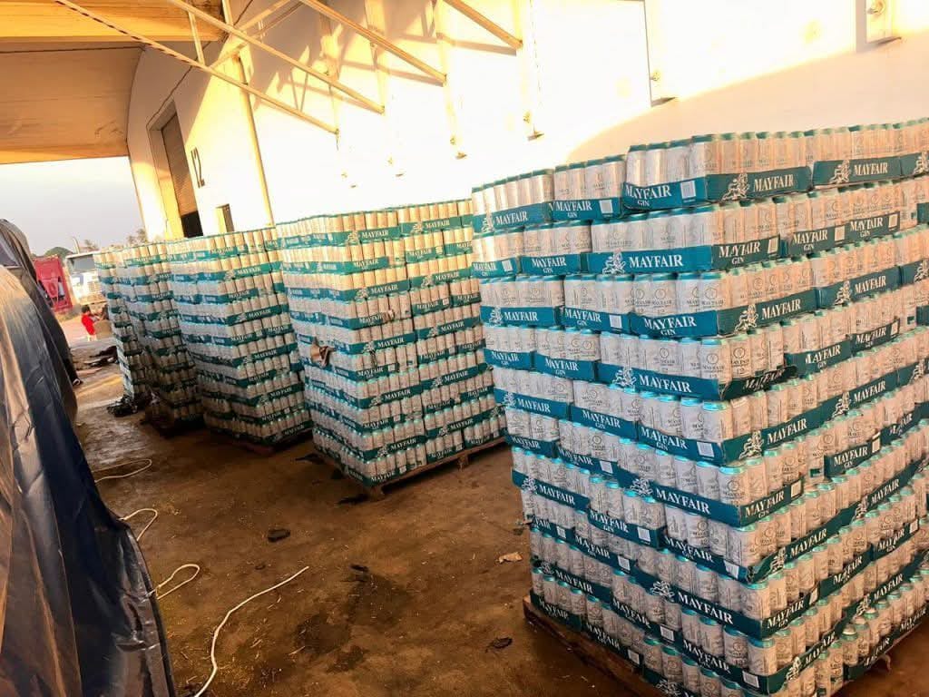 AT DESMANTELA FÁBRICA CLANDESTINA DE BEBIDAS ALCOÓLICAS NA COSTA DO SOL E APREENDE MAIS DE 214 CAIXAS